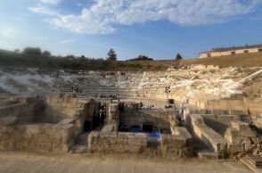 ΥΠΠΟ: Αποκαθίσταται το σκηνικό οικοδόμημα του αρχαίου θεάτρου της Λάρισας. Θωρακίζεται με έργα πυροπροστασίας