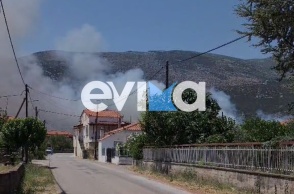 Κάπνος πάνω από σπίτι στην Εύβοια από τη φωτιά στην Επισκοπή