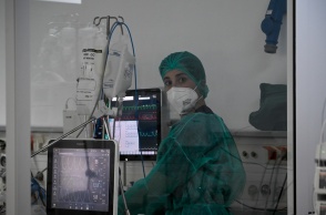 Νοσοκόμα σε ΜΕΘ με στολή και μάσκα