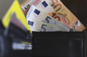 Χαρτονομίσματα του ευρώ σε πορτοφόλι