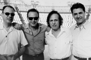 Ο Βασίλης Παπακωνσταντίνου και το συγκρότημα Socrates.