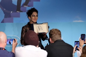 Η Ιρανή ηθοποιός Ζαρ Αμίρ-Εμπραχίμι βραβεύτηκε φέτος στο φεστιβάλ των Καννών για την ταινία «Holy Spider» που προκάλεσε κρίση στις γαλλο-ιρανικές σχέσεις