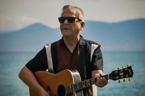 Ο Γιώργος Δημητριάδης παρουσιάζει το νέο του τραγούδι «Ανοίγω τα Πανιά» στην ATHENS VOICE κι εξηγεί την ιστορία του