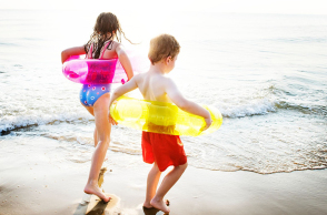 Παιδιά στην παραλία.