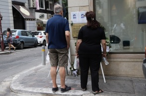 Λουλούδια και στεφάνια στην οδο Κ.Σερβίας, στην μνήμη του θύματος τρομοκρατικής επίθεσης Θάνου Αξαρλιάν, από ρουκέτα της 17 Νοέμβρη