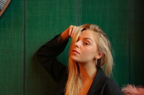 Ένα κορίτσι.