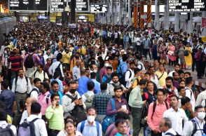 Άνθρωποι σε σιδηροδρομικό σταθμό στην Ινδία