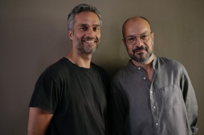 Ο Γιάννης Ευθυμιάδης μιλάει για τη θεατρική παράσταση «Αλκίνοος» που ανεβαίνει στη σκηνή Ω του Δημοτικού Θεάτρου Πειραιά τον Σεπτέμβριο και βασίζεται στο ομώνυμο ποίημα του