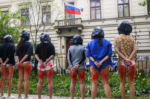 Διαμαρτυρία για τους βιασμούς Ουκρανών γυναικών από Ρώσους