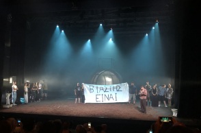 Διαμαρτυρία για την αποφυλάκιση Λιγνάδη στην πρεμιέρα της παράστασης "Ο σκύλος, η νύχτα και το μαχαίρι" την Πειραιώς 260