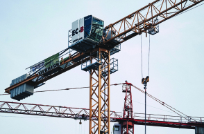 Επιχορηγήσεις και νέα έργα βγάζουν από το τέλμα τις κατασκευές.