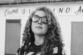 Ένα κορίτσι.