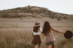 Δύο κορίτσια. 