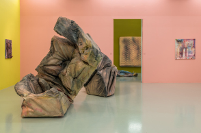 Άποψη της έκθεσης της Kaari Upson στο Ίδρυμα ΔΕΣΤΕ