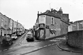 Sarah Records: Η ιστορία της μεγαλύτερης ανεξάρτητης δισκογραφικής εταιρείας που ιδρύθηκε στο Μπρίστολ από τους Clare Wadd και Matt Haynes και η επιρροή της στη DIY κουλτούρα.