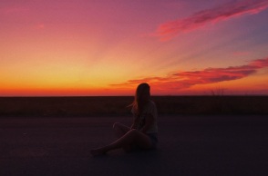 Μια γυναίκα κατά τη διαρκεία ενός ηλιοβασιλέματος. 