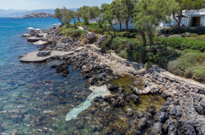 Η εγκατάσταση Tender shell geophilia των Ιλεάνας Αρναούτου και Ισμήνης Κινγκ στο Minos Beach art hotel από ψηλά