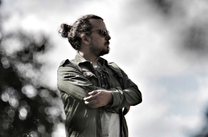 Ο Στάθης Δρογώσης παρουσιάζει το νέο του τραγούδι «Κάνω Όνειρα» στην ATHENS VOICE κι εξηγεί την ιστορία του