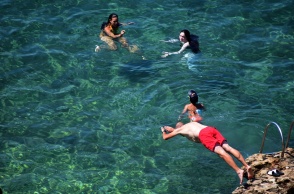 Ο καιρός σήμερα: Πολίτες απολαμβάνουν τις βουτιές τους στην παραλία