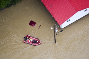 Πλημμύρες στο Κεντάκι: Διασώστες με φουσκωτή βάρκα σε δρόμους - ποτάμια