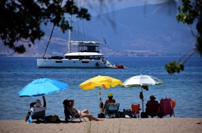 Ο καιρός αύριο - Λουόμενοι απολαμβάνουν το μπάνιο τους σε παραλία