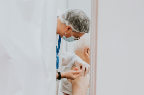 Εμβολιασμος ηλικιωμένου κατά του κορωνοιού