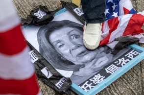 Διαδήλωση στην Κίνα κατά της Νάνσι Πελόζι και των ΗΠΑ 