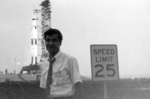 Διονύσης Σιμόπουλος: Πρωινή επίσκεψη στον πύραυλο Κρόνος 5 που θα έστελνε σε λίγες ώρες το Απόλλων 11 στη Σελήνη.