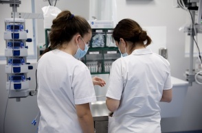 Νοσοκόμες σε μονάδα εντατικής θεραπείας