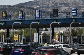 Έξοδος Δεκαπενταύγουστου 2022: Αυτοκίνητα παραταγμένα στα διόδια