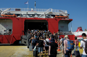 Κόσμος σε λιμάνι