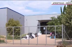 Η περίφραξη του χώρου εργασίας της 49χρονης που δέχθηκε επίθεση με καυστικό υγρό από τον 50χρονο πρώην σύζυγό της στη Μεσσήνη