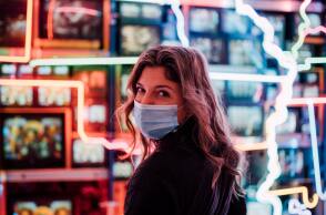 Γυναίκα με μάσκα προστασίας από τον κορωνοϊό