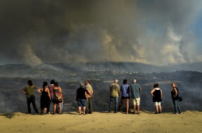 Πυρκαγιά στην Πορτογαλία - Πολίτες παρακολουθούν από μακριά το πύρινο μέτωπο