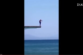 O 92χρονος κ. Γιώργος ετοιμάζεται για βουτιά στη Ρόδο