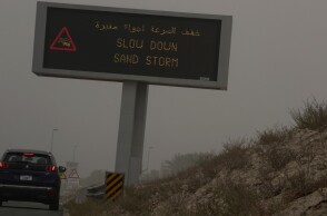 Πρωτοφανής καταιγίδα σκόνης κάλυψε περιοχές των Ηνωμένων Αραβικών Εμιράτων