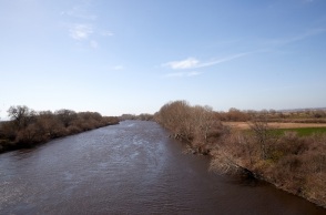 Η είδηση για τον αποκλεισμό προσφύγων και μεταναστών σε νησίδα στον Έβρο, ο εντοπισμός τους εντός ελληνικού εδάφους και οι αντιδράσεις στα social media.
