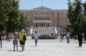 Ο καιρός αύριο - Πολίτες στο κέντρο της Αθήνας υπό υψηλές θερμοκρασίες