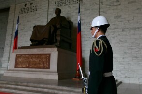 Στρατιώτης της Ταϊβάν φυλά μνημείο στην Ταϊπέι