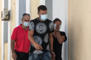 Οι γονείς της 8χρονης που πέθανε από θερμοπληξία σε αυτοκίνητο στο Χαλάνδρι οδηγούνται με χειροπέδες στον εισαγγελέα