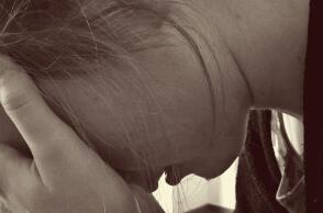 Απελπισμένη γυναίκα κρατά το πρόσωπό της