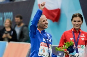 Η Αντιγόνη Ντρισμπιώτη φορά στο λαιμό της το δεύτερο χρυσό μετάλλιο και υψώνει χαμογελαστή το χέρι της