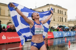 Αντιγόνη Ντρισμπιώτη: Συγκινημένη σηκώνει τα χέρια ψηλά και τερματίζει στα 20 χλμ βάδην υπό βροχή