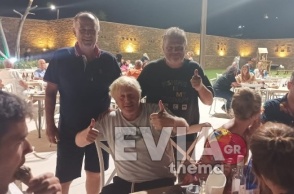 Ο Μπόρις Τζόνσον σε ταβέρνα στην Κάρυστο