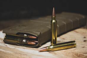 Δύο Ρώσοι και ένας Ουκρανός προσπάθησαν να εισέλθουν σε εργοστάσιο όπλων στην Αλβανία, τραυματίζοντας τους δύο στρατιώτες που τους εμπόδισαν. 