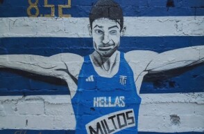 Μίλτος Τεντόγλου: Τους δρόμους της Θεσσαλονίκης κοσμεί μια νέα τοιχογραφία του καλλιτέχνη Hayate, αφιερωμένη στον Έλληνα πρωταθλητή Ευρώπης του μήκους. 