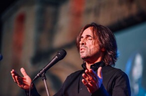 Ο Βασίλης Λέκκας μιλάει για τη σύνδεση, τη φιλία και τη συνεργασία του με τον Γιάννη Σπάθα, πριν την αφιερωματική συναυλία Standing Proud Forever, την Κυριακή 4 Σεπτεμβρίου, στο Ηρώδειο.