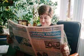 Η Αλέξανδρα Προτσένκο με το τεύχος της εφημερίδας πριν τον πόλεμο