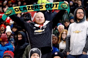 Οπαδοί της Μάντσεστερ Γιουνάιτεντ διαμαρτύρονται κατά των Γκλέιζερς