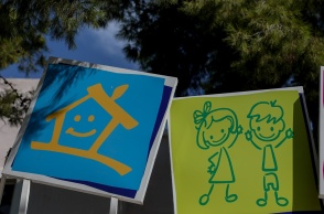 Πινακίδες με παιδάκια έξω από παιδικό σταθμό